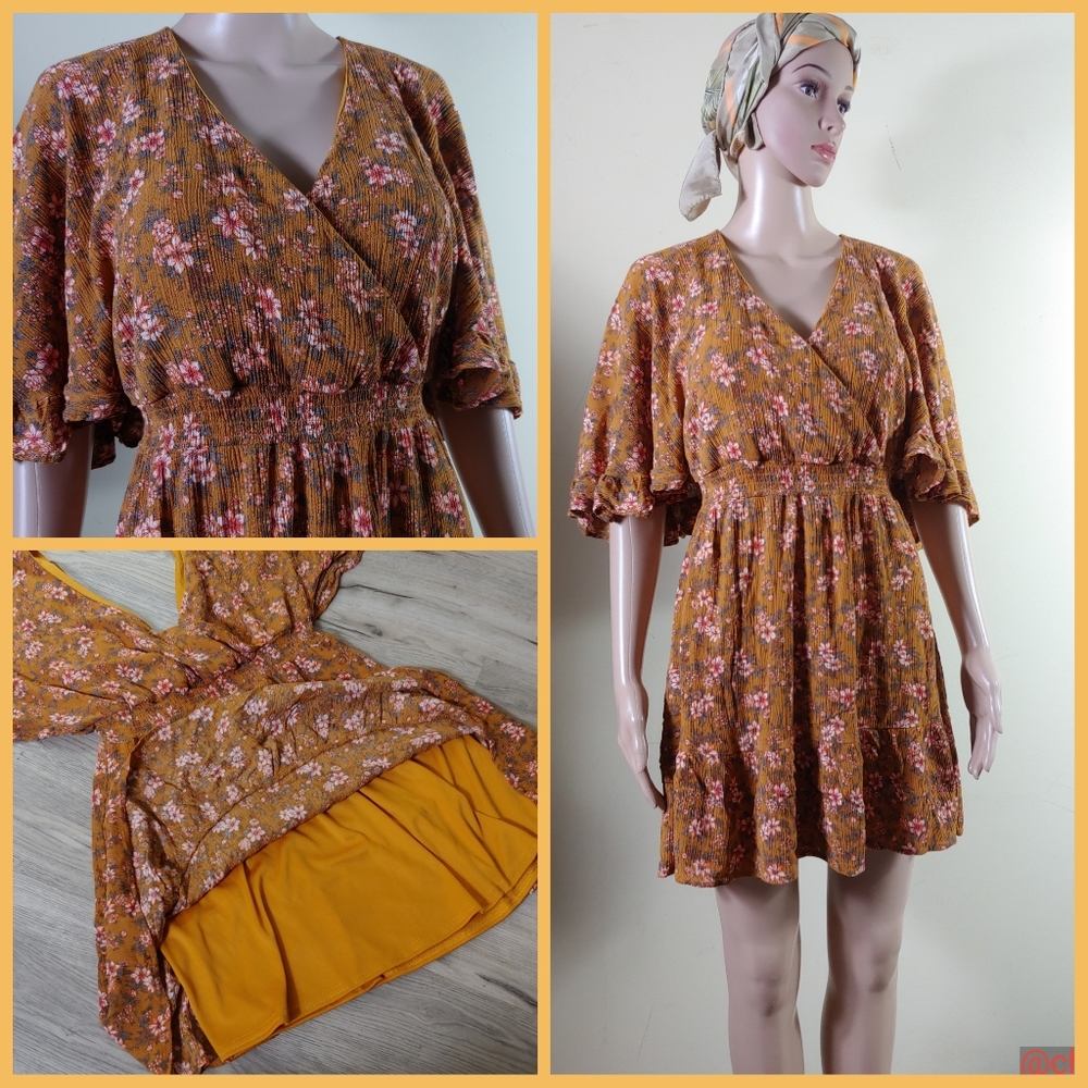DRESS UP Vneck angel sleeve lined dress